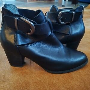 Vionic Rory Size 7 M Black Leather Ankle Boots Cutout Buckle Black Booties